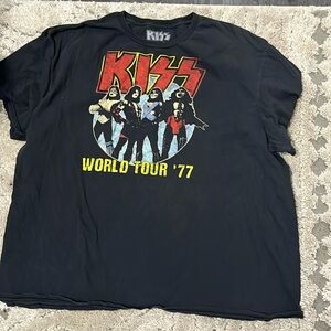Kiss tee